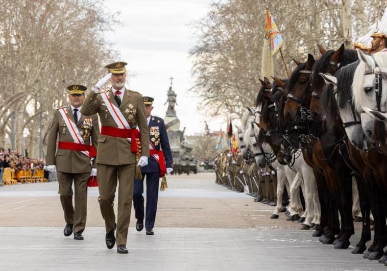 El Rey Felipe VI pasa revista a las tropas.