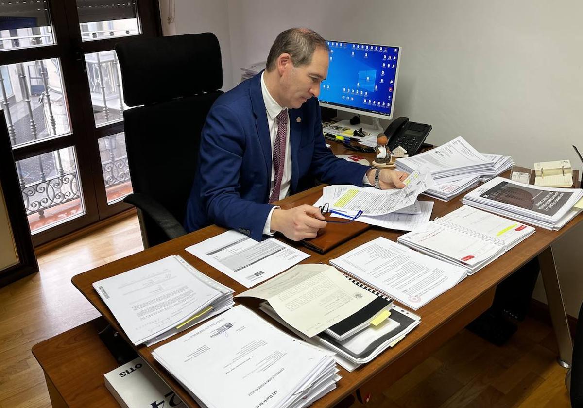 Óscar Palomanes García, en su despacho de Plaza Fuente Dorada, 1.