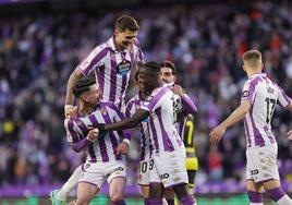 Los jugadores del Real Valladolid celebran el primer gol, con su autor, Amath.