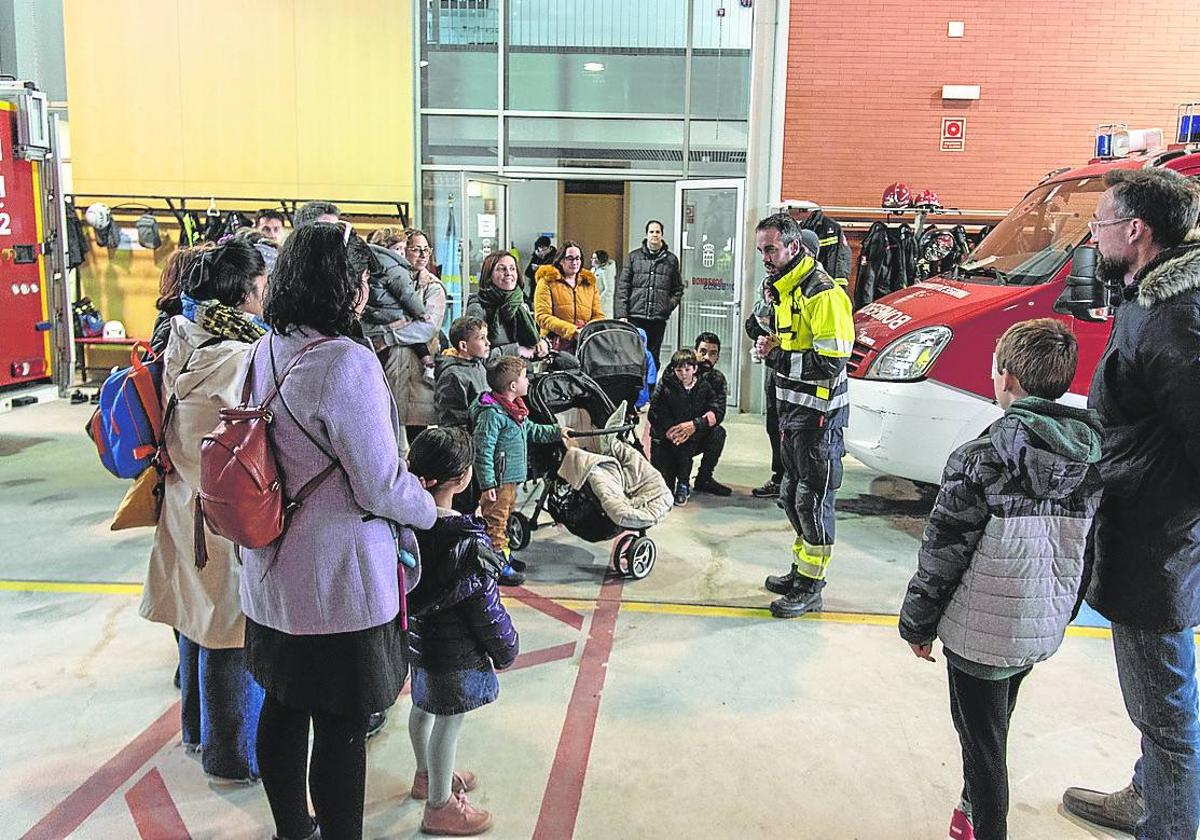 Jornada de puertas abiertas, ayer, en el parque de bomberos.