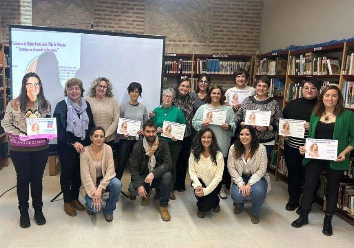 Las premiadas y el resto de participantes en el III concurso de relato corto de Olmedo.