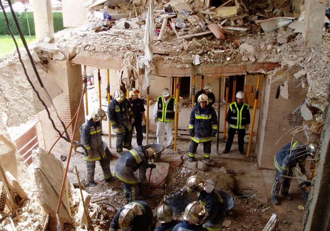 Desescombrando en el piso de los terroristas en Leganés.