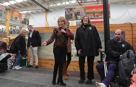 Helena Bianco, y detrás Bea Jarrín, en un simpático gesto junto a la presidenta de la Diputación y al alcalde de Villada.