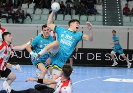 Una jugada de ataque del Balonmano Nava, que ayer jugó de azul, protagonizada por Pablo Herranz.