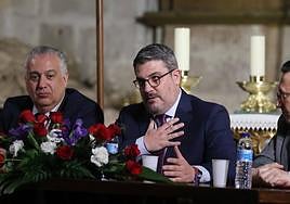 Pablo Hernanz, en el centro, durante el soneto anunciador de las Siete Palabras.