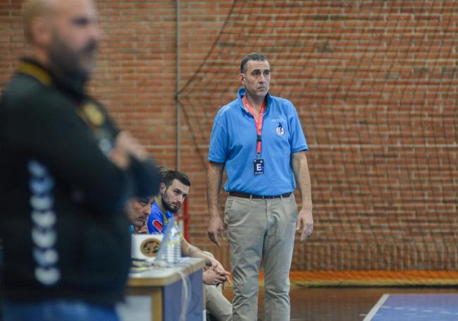 Pisonero observa el partido desde el banquillo.