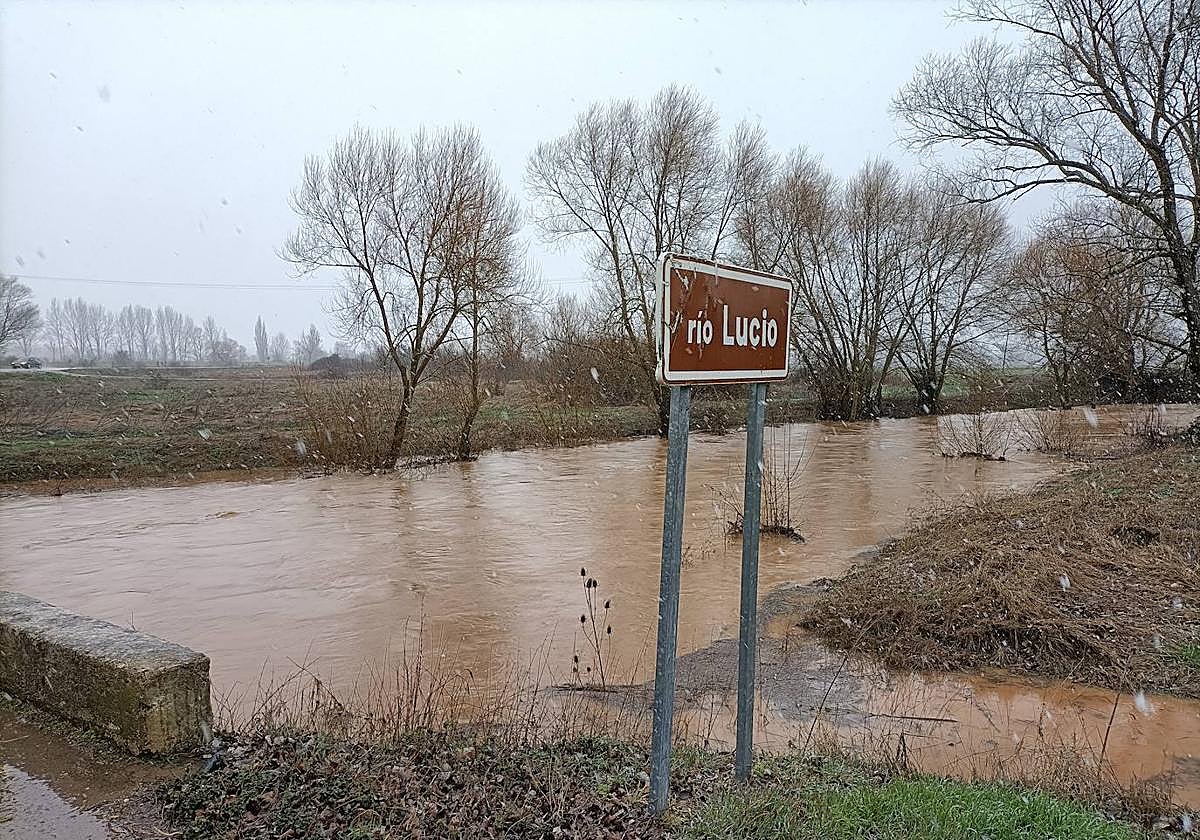 Río Lucio, crecido a su paso por Villalano.