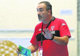 Álvaro Senovilla, entrenador del Balonmano Nava, durante un partido.