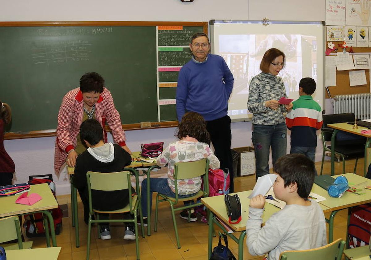 Clase del colegio Blas Sierra, de Palencia, en un curso pasado, con el programa de profesores honoríficos.