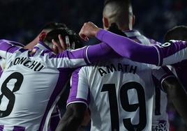 Los jugadores del Real Valladolid celebran el segundo tanto de Amath.