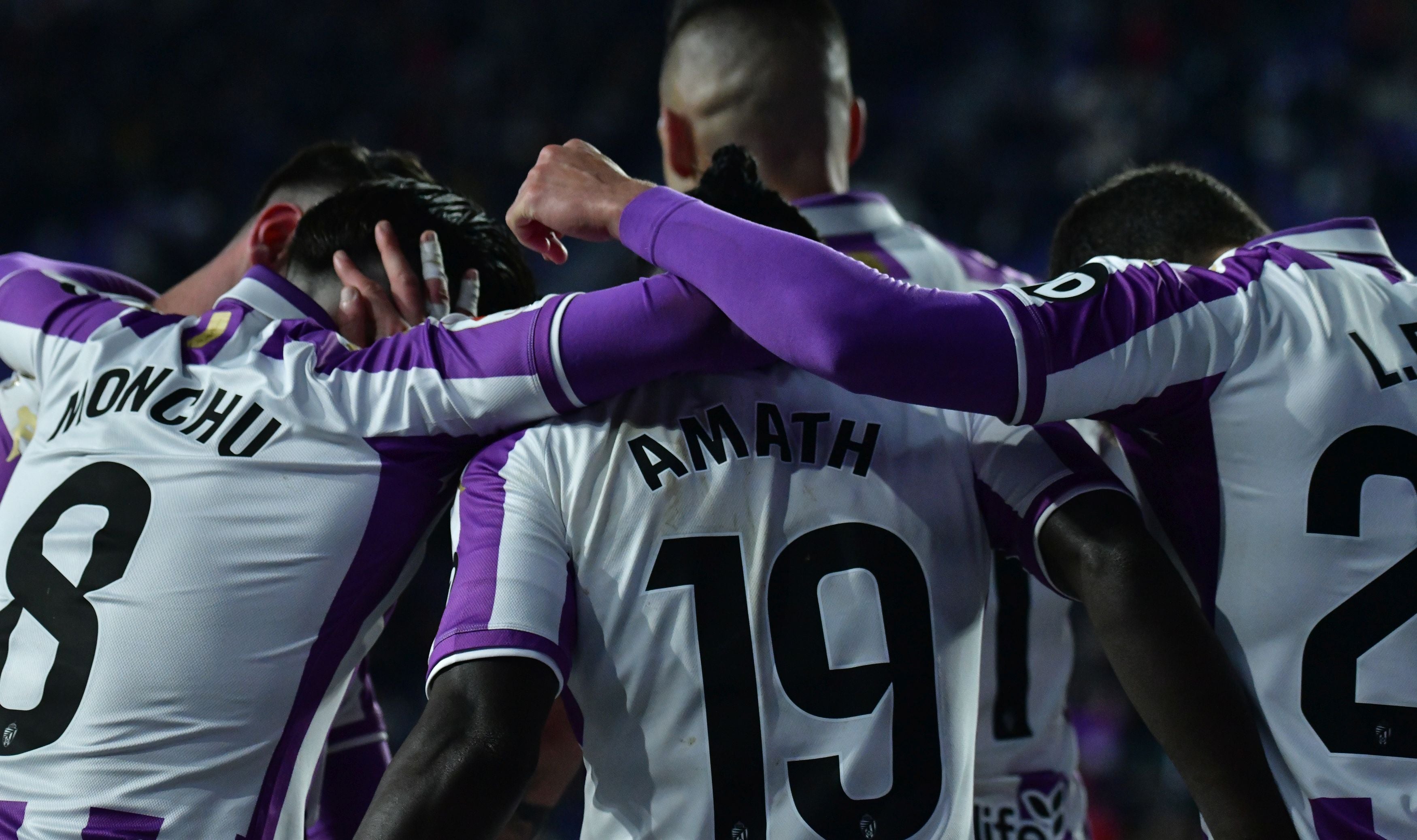 Los jugadores del Real Valladolid celebran el segundo tanto de Amath.