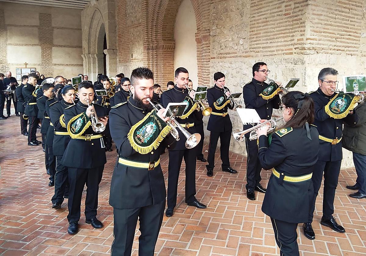 Una de las formaciones musicales participantes a resguardo del aguacero en el atrio porticado de la iglesia de Olmedo.