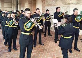 Una de las formaciones musicales participantes a resguardo del aguacero en el atrio porticado de la iglesia de Olmedo.