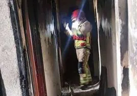 Un bombero en el interior de la vivienda siniestrada en Zamora.