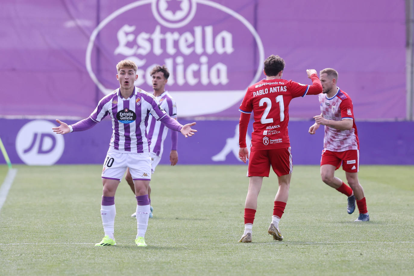 Las imágenes del partido del Promesas frente al SD Compostela