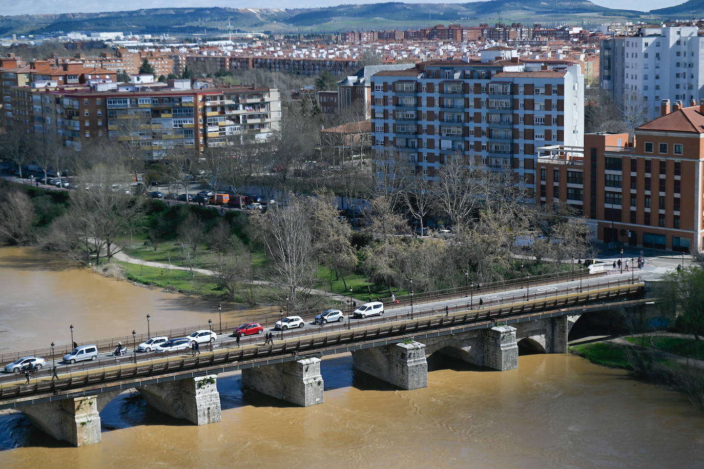 Río Pisuerga a la altura del Puente Mayor de Valladolid. 