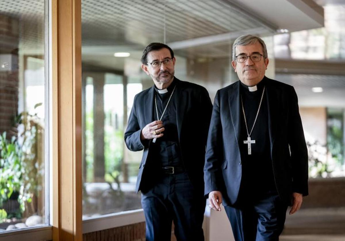 José Cobo (izquierda) y Luis Argüello, el día de su elección como nuevo vicepresidente y presidente de la CEE, respectivamente.