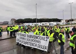Imagen de la manifestación a las puertas de El Musel.