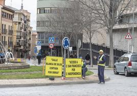 Carteles que anuncian el corte de tráfico en Blanca de Silos por obras.