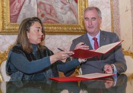 La consejera de Movilidad y el alcalde de Segovia suscriben el protocolo de cesión.