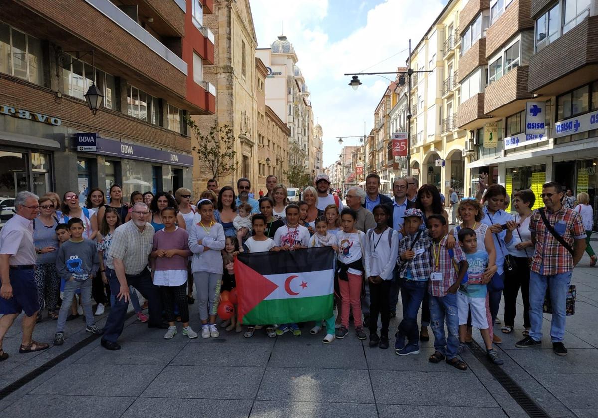 Foto de familia en la Calle Mayor de los niños saharauis, sus familias de acogida y representantes institucionales, en una pasada edición del programa.