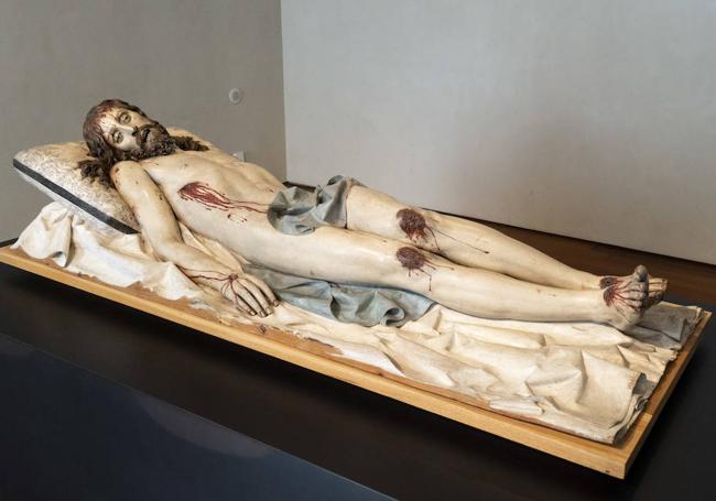 Cristo Yacente de Gregorio Fernández en una sala del Museo Nacional de Escultura.