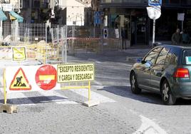 Señalización que prohíbe el acceso a la calle María de Pablos Cerezo a los conductores, excepto residentes y repartidores.