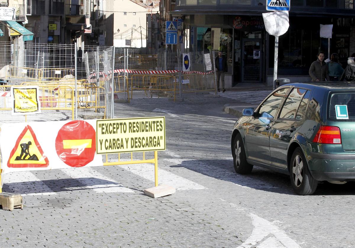 Señalización que prohíbe el acceso a la calle María de Pablos Cerezo a los conductores, excepto residentes y repartidores.