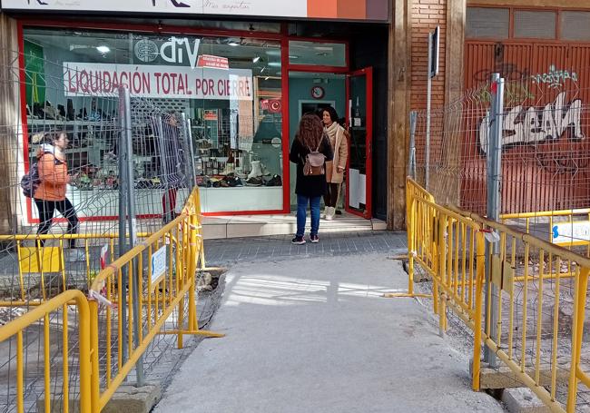 Pasarela peatonal colocada frente a un comercio.