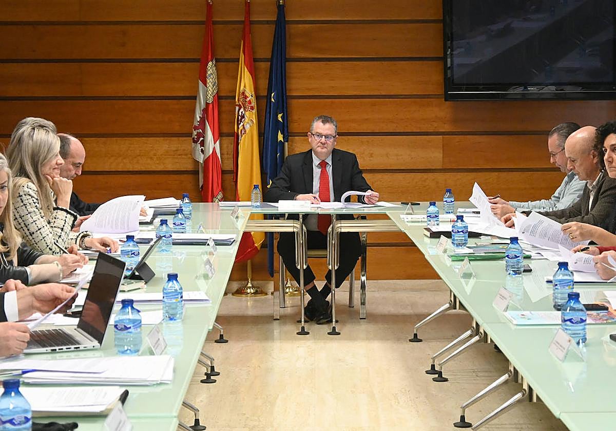 El consejero de Agricultura junto con su equipo y los representantes de las organizaciones agrarias durante el Consejo Agrario del pasado viernes.