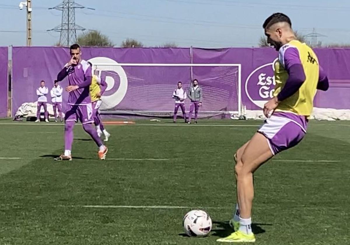 Javi Sánchez recibe un pase en el entrenamiento de este martes.