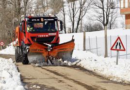 Una máquina retira nieve acumulada en una carretera de un pueblo de León, a principios de marzo.