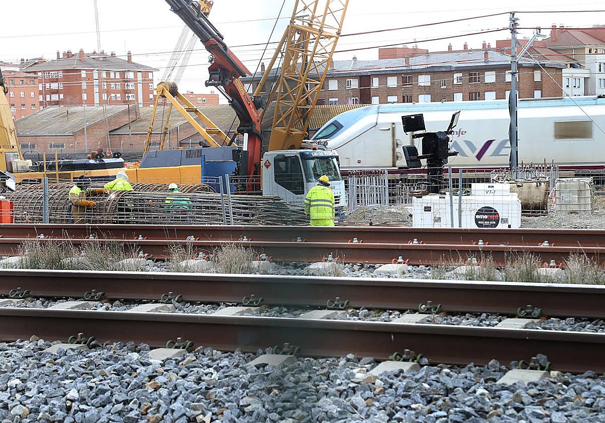 Trabajos en el 'salto del carnero', en el entorno de Los Tres Pasos, este pasado domingo al paso de un Ave.