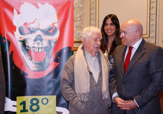 Jesús Redondo conversa con el alcalde, con Blanca Jiménez detrás.