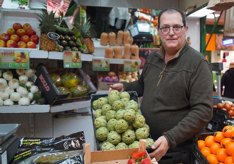 Manuel Tuda en su frutería situada en el Mercado del Campillo.