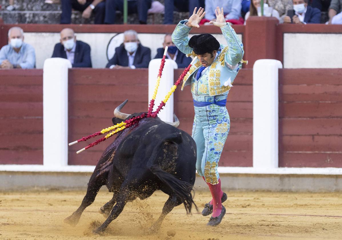 Morante pone un par de banderillas en una de las imágenes más curiosas de la feria de 2021 en Valladolid.