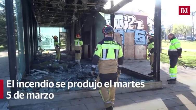 Los Bomberos de Valladolid comienzan a limpiar los cristales en el bar del parque de Las Norias