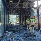 Bomberos y operarios adecentan el peligroso interior del bar incendiado en Las Norias