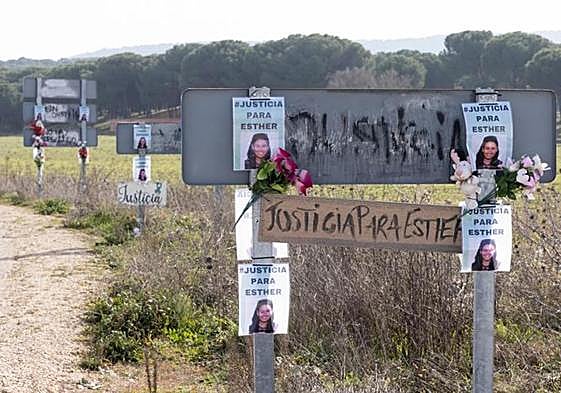 Carteles pidiendo justicia para Esther López en la zona en la que apareció el cuerpo.