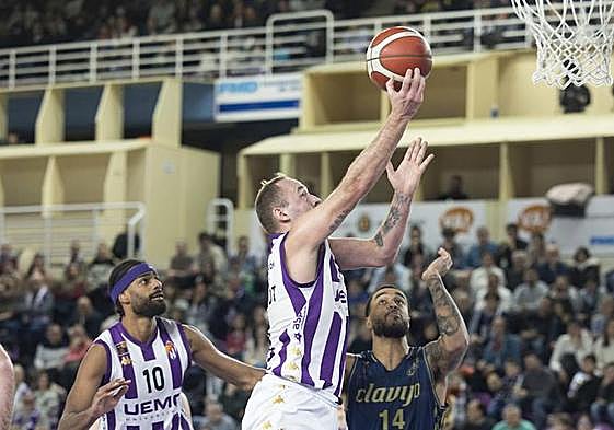 Devin Schmidt deja una bvandeja en el encuentro ante Clavijo.