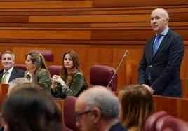 Ramiro Ruiz Medrano (PP) aguarda, de pie y en silencio, antes de intervenir en el Pleno como contestación a Rosa Rubio (PSOE).