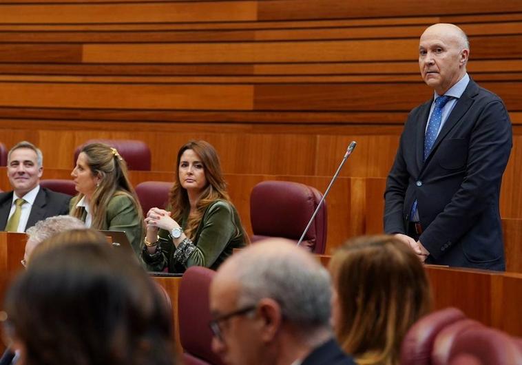 Ramiro Ruiz Medrano (PP) aguarda, de pie y en silencio, antes de intervenir en el Pleno como contestación a Rosa Rubio (PSOE).