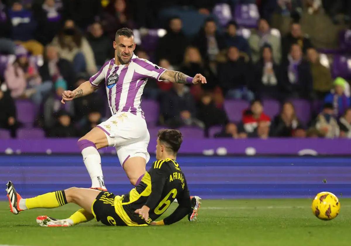 Negredo remata a portería en el último partido ante el Real Zaragoza.