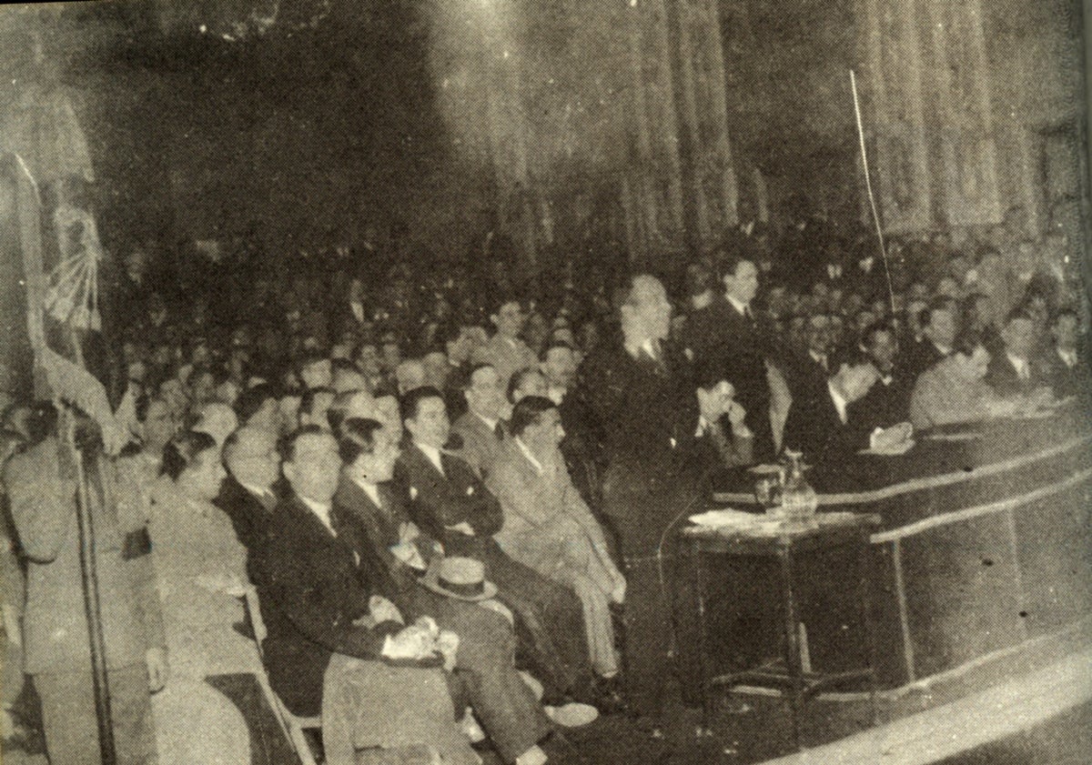 Imagen principal - Arriba, acto de unificación entre Falange Española y las JONS el 4 de marzo de 1934; abajo, el Teatro Calderón, lugar de la celebración, y las fuerzas de orden público reprimiendo los altercados de ese día.