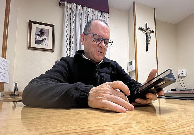 David Fernández, párroco de María Milagrosa, mira el mensaje en el que le alertaban de la estafa.
