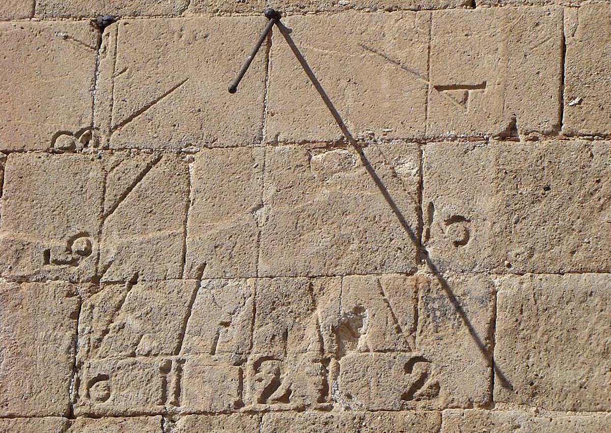 Imagen secundaria 1 - Relojes en la iglesia inacabada de Villardefrades, en los Santos Juanes de Nava del Rey y en Gatón de Campos.