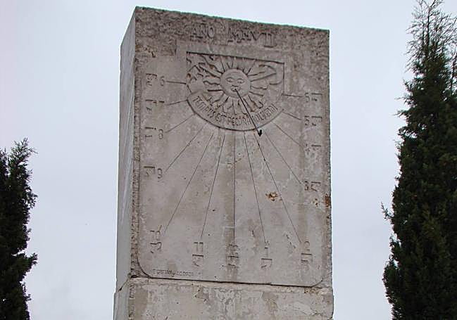 Reloj de sol en la plaza del Soltadero, de Aldeamayor de San Martín.