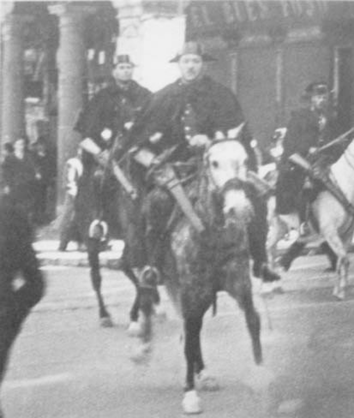 Imagen secundaria 2 - Arriba, acto de unificación entre Falange Española y las JONS el 4 de marzo de 1934; abajo, el Teatro Calderón, lugar de la celebración, y las fuerzas de orden público reprimiendo los altercados de ese día.