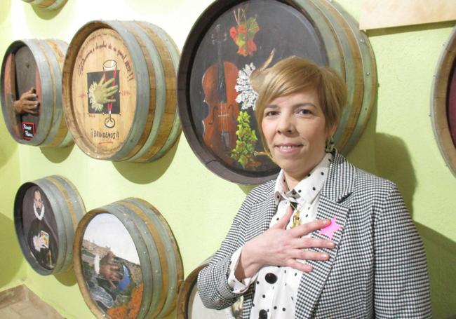 Beatriz Fernández posa en la bodega familiar Liberalia, de Toro, imitando el famoso gesto de El Greco, en el rincón dedicado en la misma al pintor.