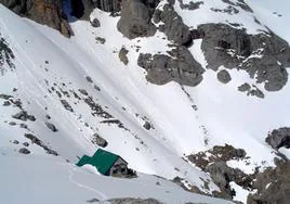 El refugio Diego Mella, en Collado Jermoso, en los Picos de Europa, en la vertiente leonesa.